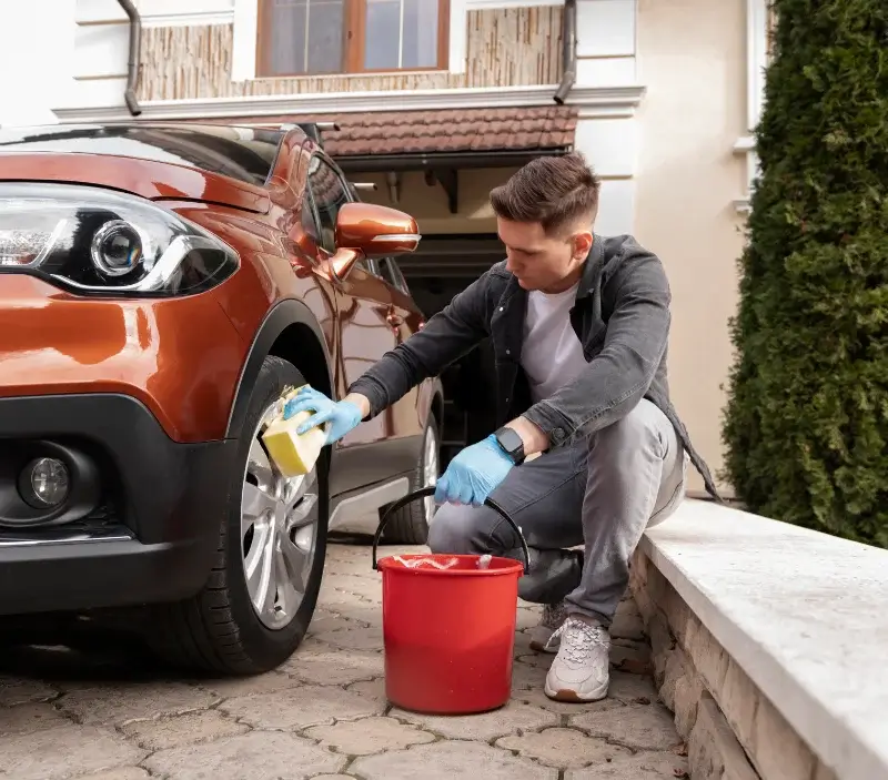 Lavage auto à domicile Carcassonne : professionnel intervenant sur un véhicule